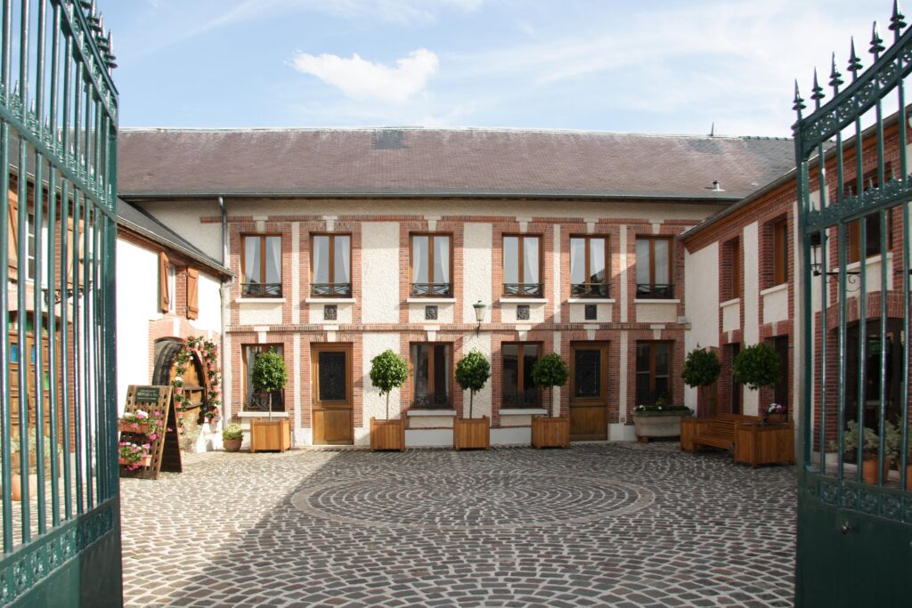 L'ingresso e il cortile della maison Franck Bonville.