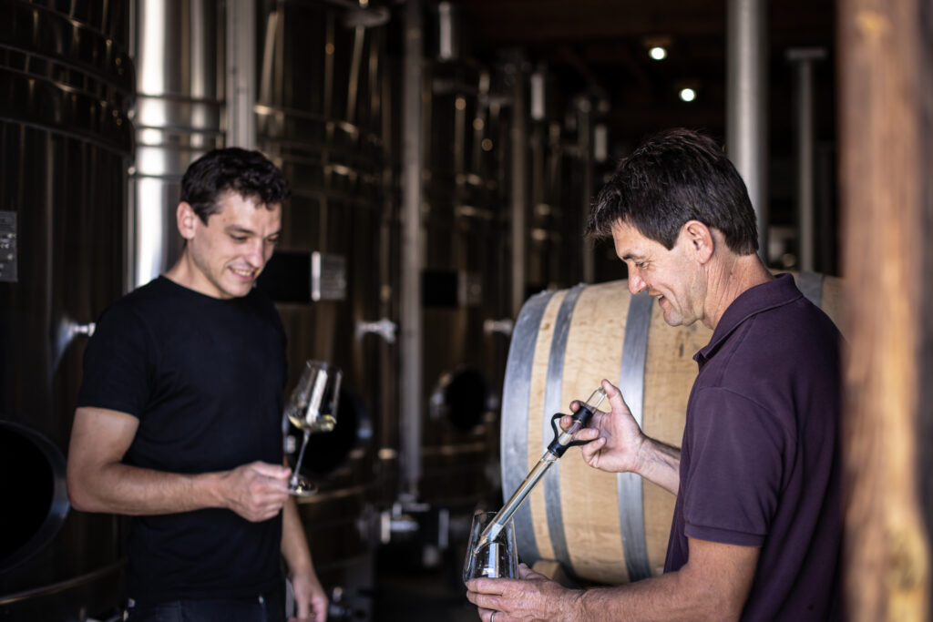 Olivier Bonville & Ferdinand Ruelle al lavoro in cantina sui loro champagne.