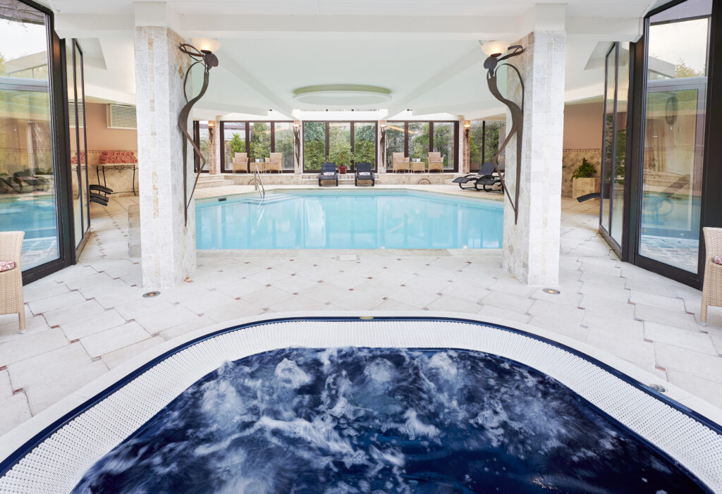 La jacuzzi e la piscina della spa "Bulles de Détente".