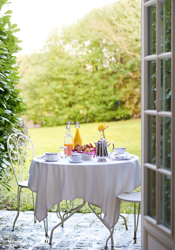 Colazione in camera con vista giardino.