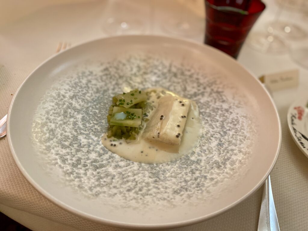 il-branzino-servito-allhostellerie-la-briqueterie-in-occasione-della-cena-con-franck-bonville