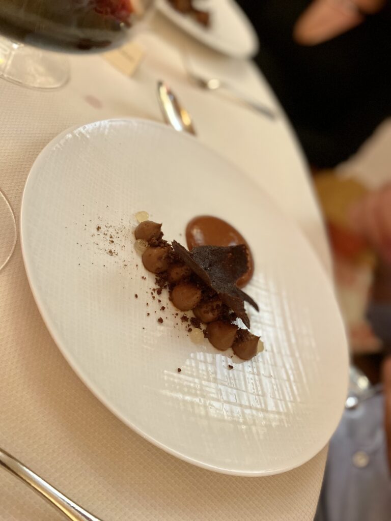 il-dessert-al-cioccolato-servito-durante-la-cena-per-festeggiare-i-50-anni-di-franck-bonville