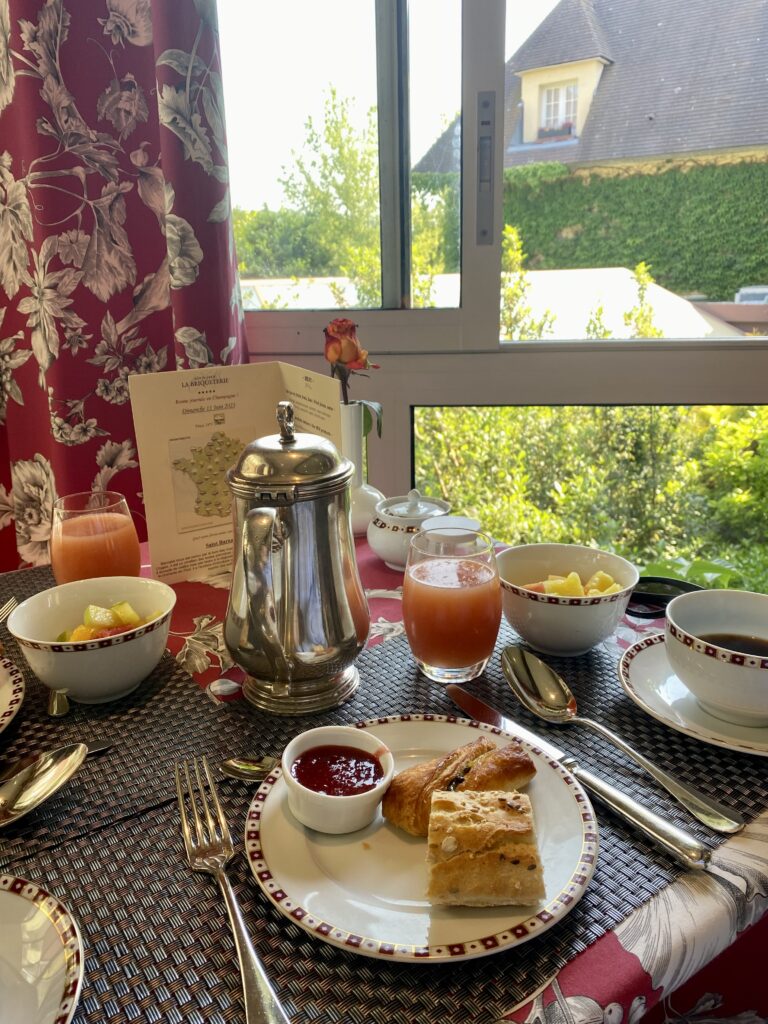 la-colazione-presso-lhostellerie-la-briqueterie