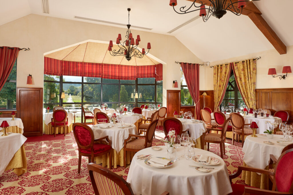 La sala ristorante all'Hostellerie La Briqueterie, esclusivo Relais & Châteaux in Champagne.