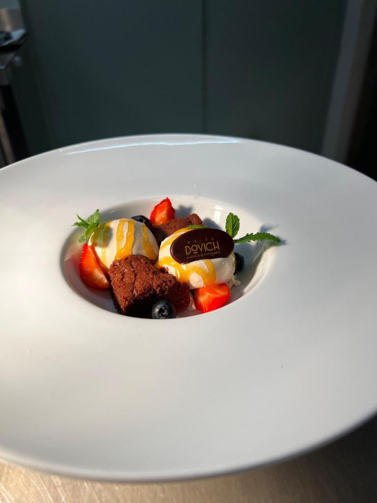 C'è sempre spazio per un dessert così, soprattutto dopo un lungo trekking in alta montagna. Il dolce al cioccolato con frutti di bosco e gelato, ristorante Baita Dovich. Alla scoperta delle Dolomiti tra alta quota e alta cucina.