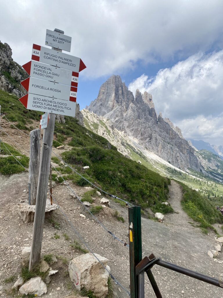La forcella Ambrizola a 2277 m d'altitudine