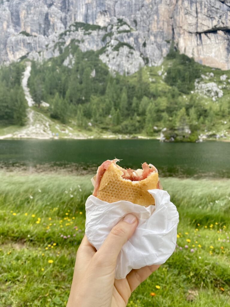 Il sapore di un panino allo speck gustato in vetta. Dolomiti tra alta quota e alta cucina?