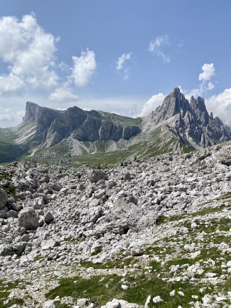 La Ponta Lastoi de Formin, lo Spiz de Mondeval e la Cima Ambrizzola si mostrano in tutto il loro splendore lungo il sentiero che porta alla forcella Ambrizola