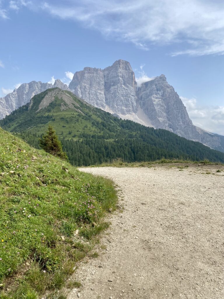 Lo spettacolo di ritrovarsi davanti il monte Pelmo, lungo il tragitto di ritorno dal rifugio Croda da Lago al rifugio Fiume