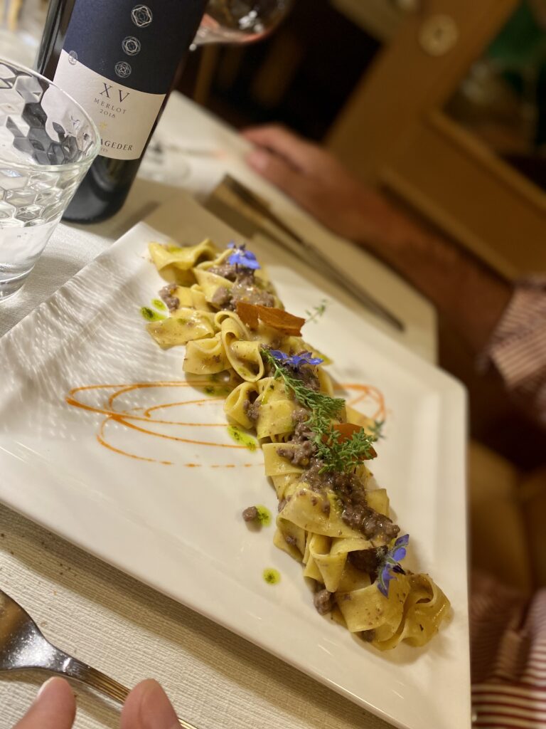 Le pappardelle fresche al ragù di cervo del ristorante Baita Dovich, a Rocca Pietore