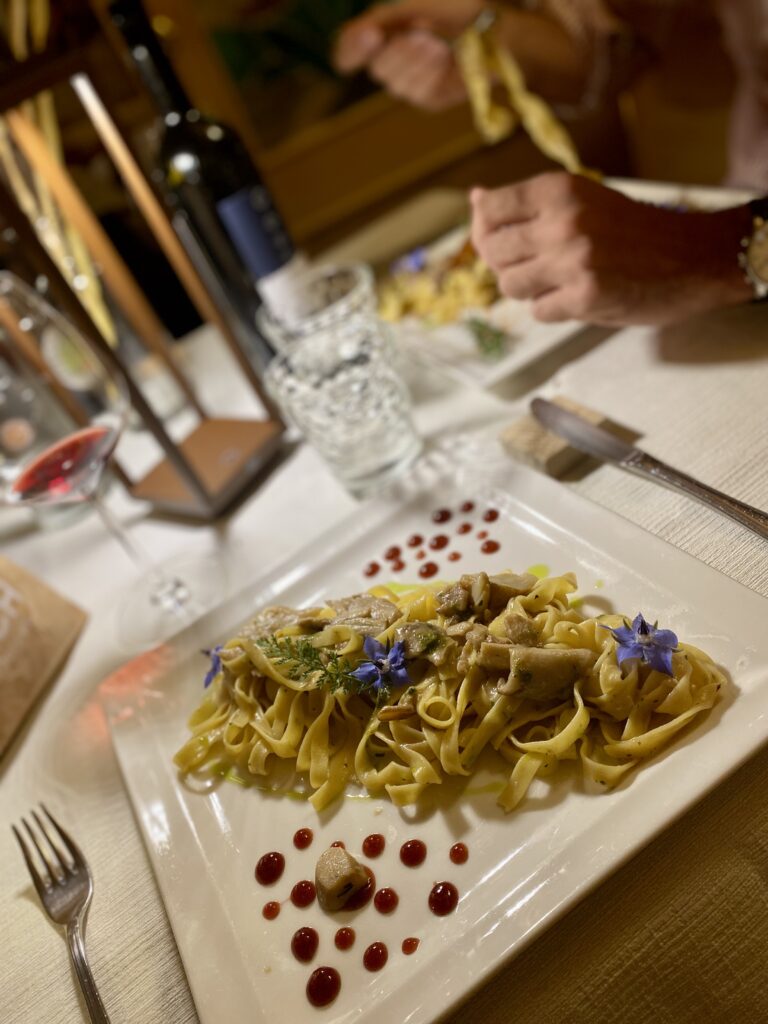 Le tagliatelle fresche ai funghi porcini del ristorante Baita Dovich, a Rocca Pietore