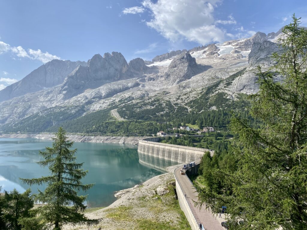 Il lago Fedaia, ai piedi del ghiacciaio della Marmolada