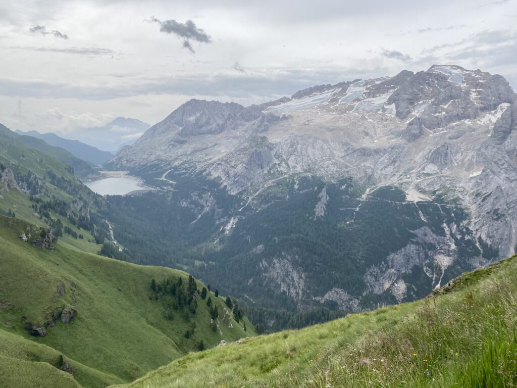 La vista sul lago Fedaia e sul ghiacciao dalla Marmolada dal rifugio Viel del Pan