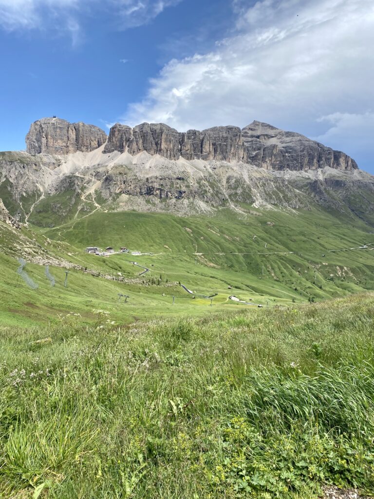 Il maestoso Gruppo del Sella, massiccio caratteristico delle Dolomiti