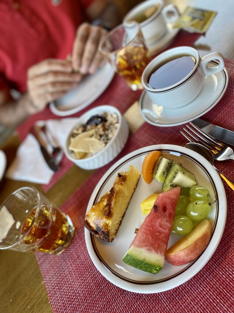 La colazione all'Hotel Garni Roberta comprende una grande varietà di alimenti freschi, dolci e salati, serviti a buffet