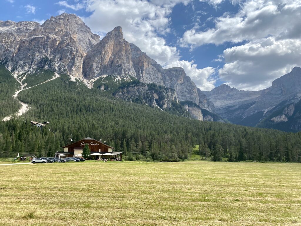 Il Ristorante Bar Prè de Costa, immerso nella cornice dei prati dell'Armentara