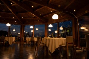 La sala ristorante, all'ora della cena