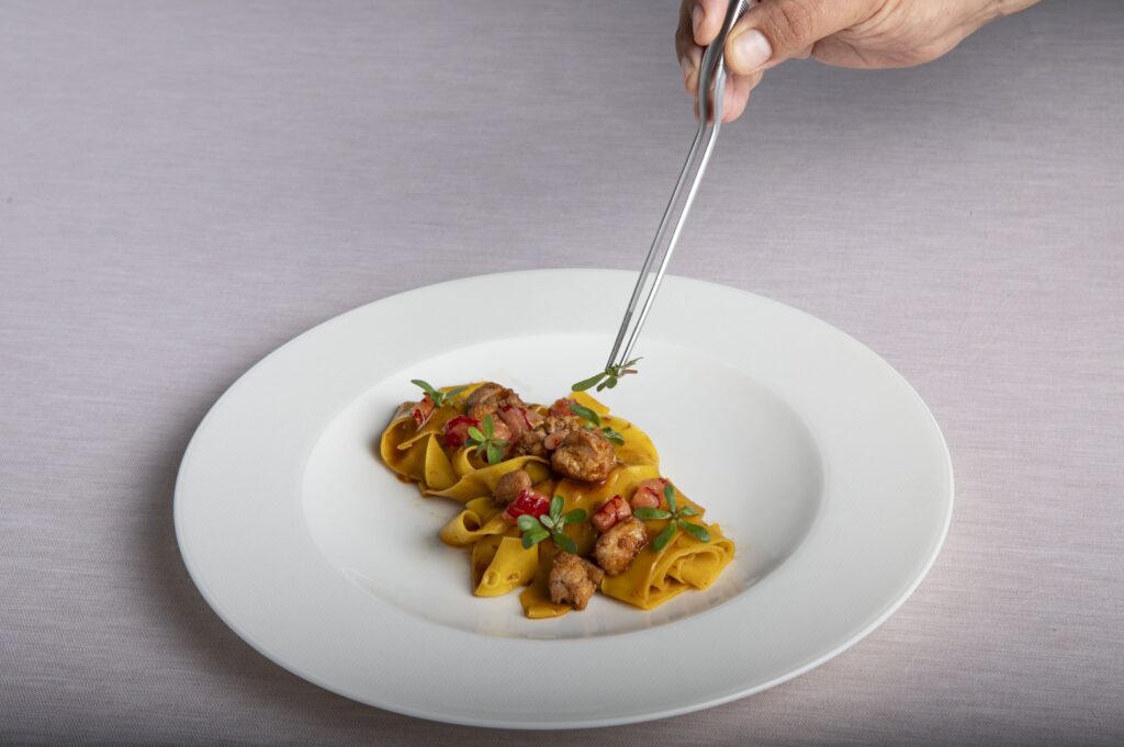 Visione Restaurant and Living: pappardella all'uovo con gamberi, animelle, estratto di verdura ed erba cipollina