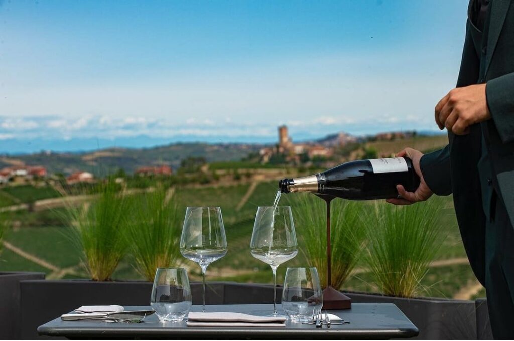 Visione Restaurant and Living a Barbaresco: aperitivo in terrazza con vista sulle Langhe