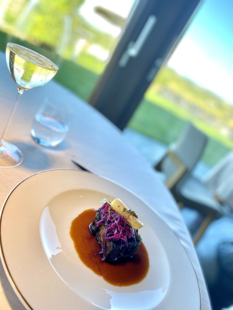 Maialino croccante all'aceto balsamico, insalata di mele, cavolo fermentato e coriandolo