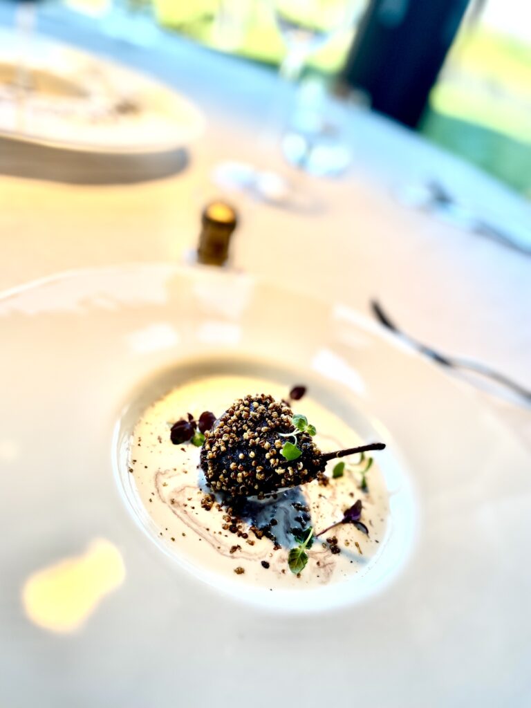 Pera con coulis di ricotta vaccina e quinoa soffiata